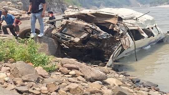 اتراکھنڈ میں دردناک حادثہ، 26 مسافروں کو لے جا رہا ٹیمپو ٹریولر ندی میں گرا، 12 افراد کی موت