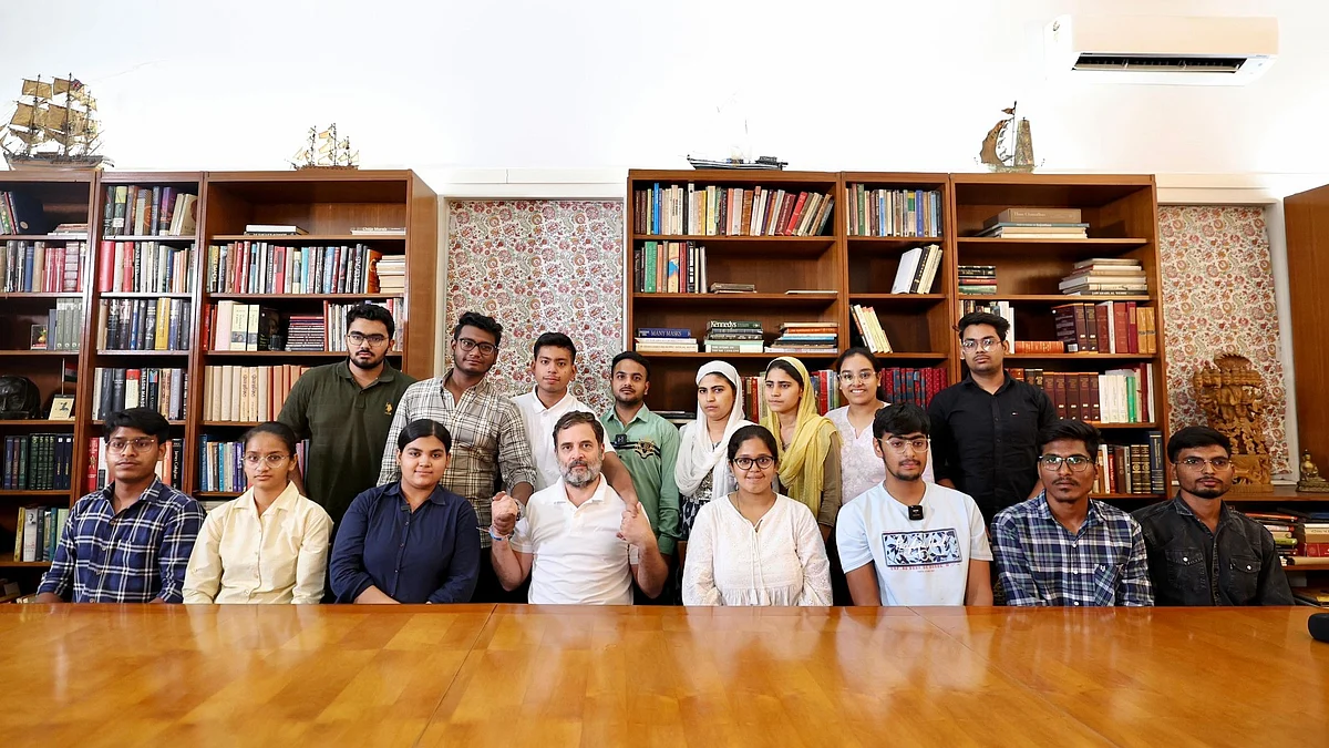<div class="paragraphs"><p>راہل گاندھی نے نیٹ امتحان دینے والے طلبا سے کی ملاقات، تصویر @INCIndia</p></div>