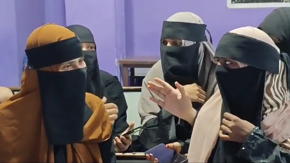 <div class="paragraphs"><p>حجاب / آئی اے این ایس</p></div>