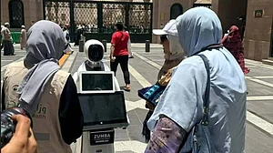 عازمین حج کی خدمت پر اسمارٹ روبوٹ بھی مامور! 96 سے زیادہ زبانوں میں دے رہے پیغامات