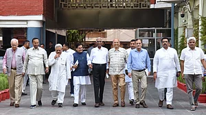 انڈیا الائنس کے رہنماؤں کی الیکشن کمیشن سے ملاقات، ووٹوں کی گنتی اصولوں کے مطابق کرانے کا مطالبہ