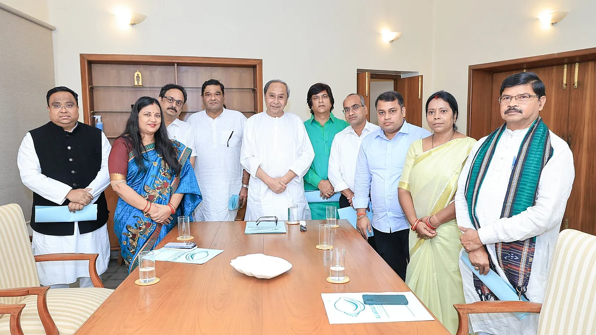 <div class="paragraphs"><p>بی جے ڈی چیف نوین پٹنایک اور پارٹی کے 9 راجیہ سبھا اراکین، تصویر&nbsp;<a href="https://x.com/sasmitpatra">@sasmitpatra</a></p></div>