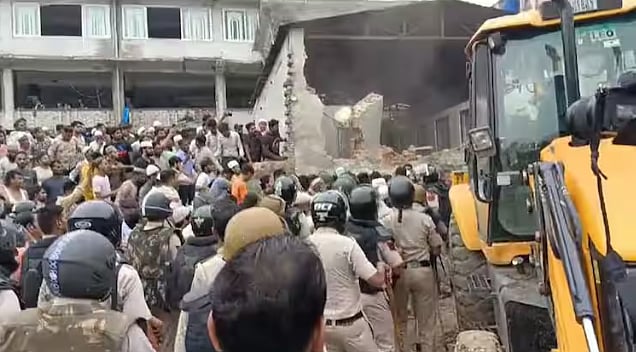 دہلی کے منگول پوری میں مسجد پر چلا بلڈوزر، زوردار احتجاج کے بعد ایم سی ڈی نے روکی کارروائی