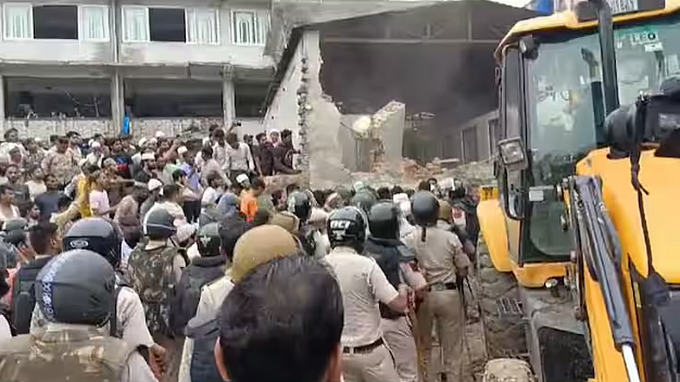 <div class="paragraphs"><p>دہلی کے منگول پوری واقع مسجد کا ایک حصہ منہدم، تصویر سوشل میڈیا</p></div>