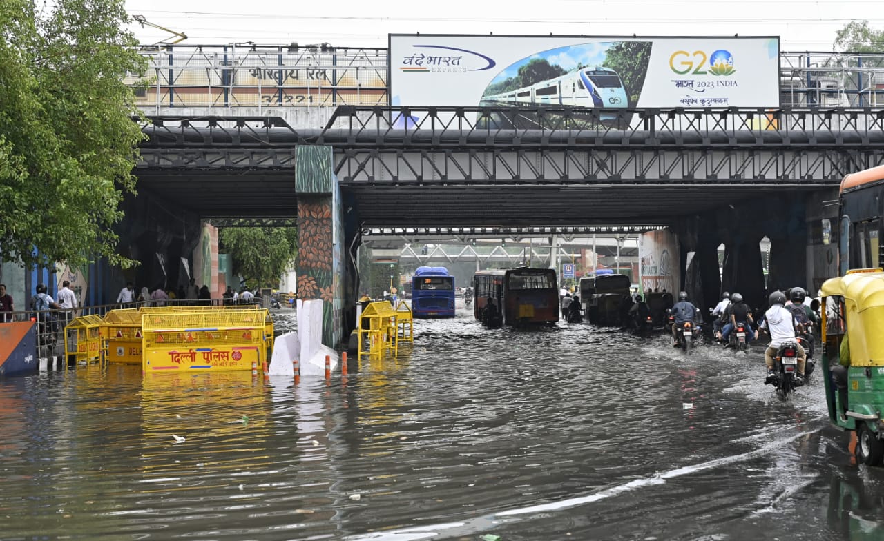 <div class="paragraphs"><p>دہلی میں بارش / تصویر قومی آواز / وپن</p></div>