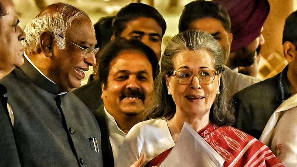 <div class="paragraphs"><p>سونیا گاندھی اور ملکارجن کھڑگے / قومی آواز / وپن</p></div>