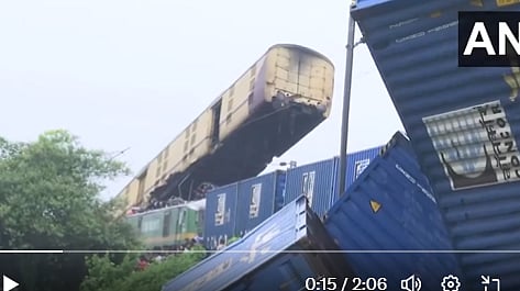 مغربی بنگال میں ٹرین حادثہ، مال گاڑی کنچن جنگا ایکسپریس سے ٹکرا گئی، کئی بوگیاں الٹ گئیں