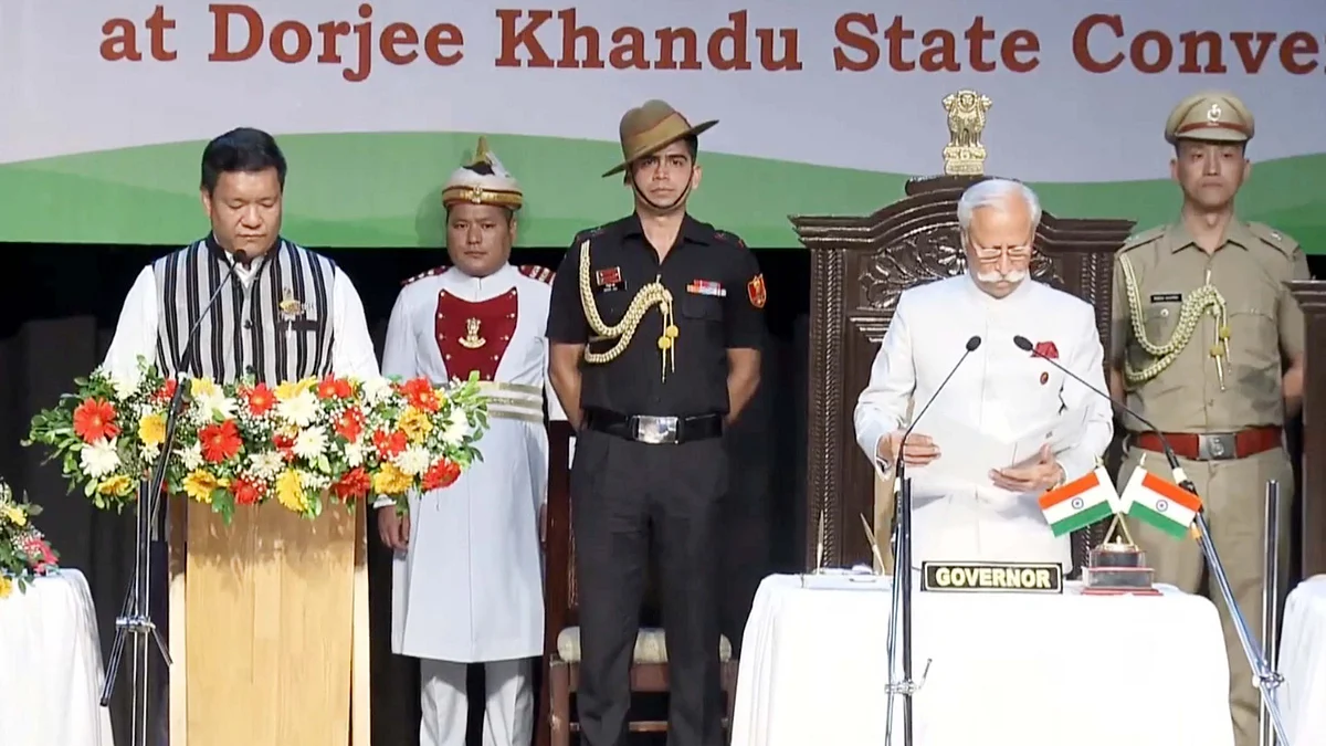 <div class="paragraphs"><p>اروناچل کے وزیر ا علیٰ پیما کھانڈو کی حلف برداری / آئی اے این ایس</p></div>