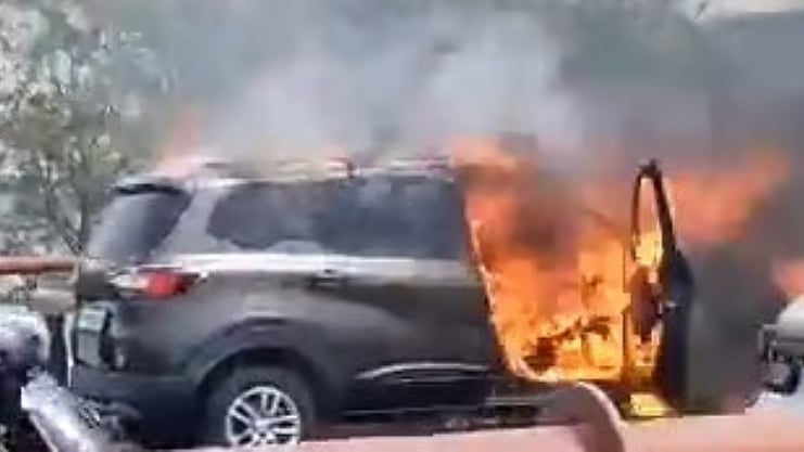 نوئیڈا میں چلتی کار بن گئی آگ کا گولہ، ڈرائیور نے چھلانگ لگا کر بچائی اپنی جان