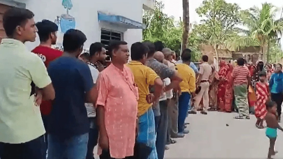 <div class="paragraphs"><p>ووٹنگ کے لیے قطار/ ویڈیو گریب</p></div>