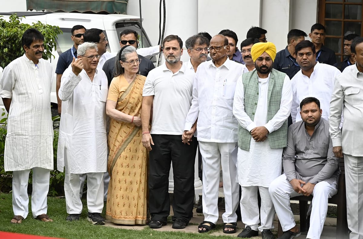 انڈیا بلاک کی میٹنگ میں کھڑگے، سونیا، اکھلیش، تیجسوی، راہل، چمپئی، شرد جیسے لیڈران کی شرکت، دیکھیں تصویری جھلکیاں