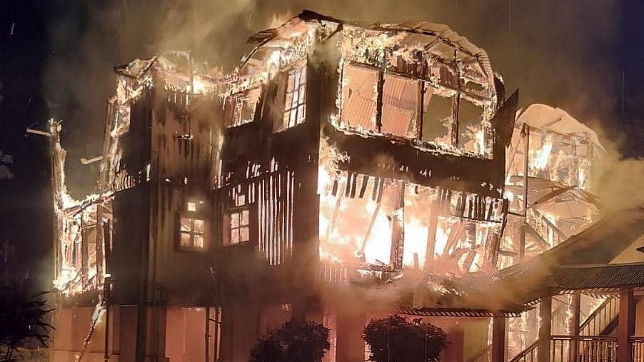 جل کر خاک ہو چکے تاریخی ’ہولونگ بنگلہ‘ پر حتمی رپورٹ جلد آئے گی سامنے، جانچ کے لیے 4 رکنی ٹیم تشکیل