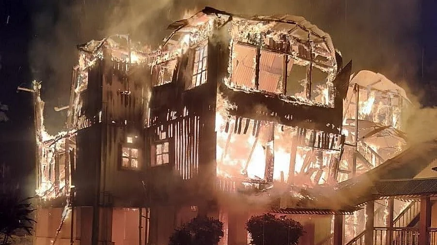 <div class="paragraphs"><p>تاریخی ہولونگ بنگلہ جل کر خاک، تصویر سوشل میڈیا</p></div>