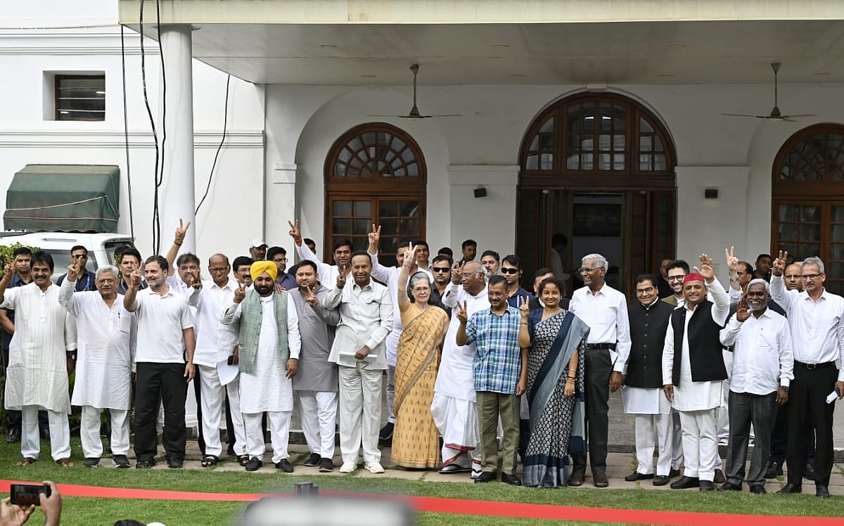 انڈیا بلاک کی میٹنگ میں کھڑگے، سونیا، اکھلیش، تیجسوی، راہل، چمپئی، شرد جیسے لیڈران کی شرکت، دیکھیں تصویری جھلکیاں