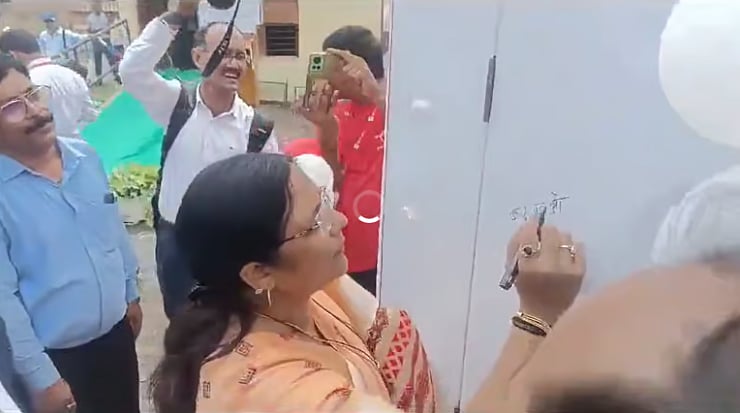 مدھیہ پردیش: مرکزی وزیر نے ایک تقریب میں ’بیٹی پڑھاؤ‘ نعرہ غلط لکھ دیا، اپوزیشن حملہ آور