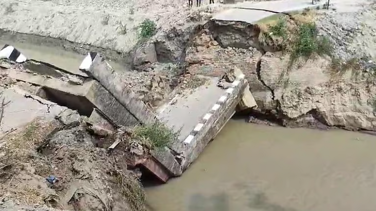 <div class="paragraphs"><p>گنڈک ندی کے منہدم شدہ پل کی فائل تصویر/ سوشل میڈیا</p></div>
