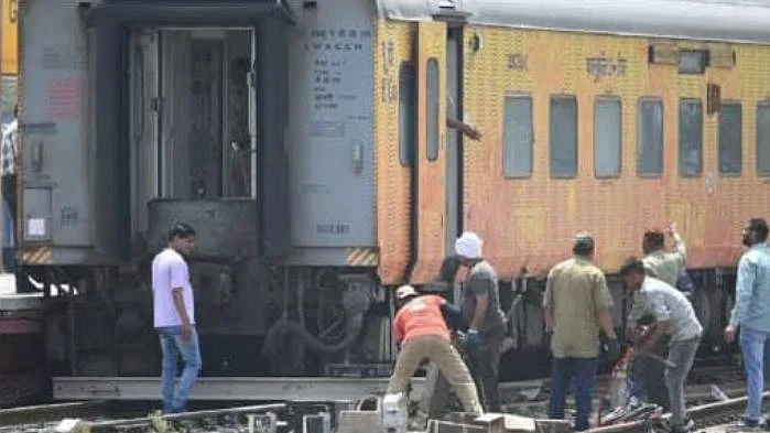 <div class="paragraphs"><p>پٹری سے اتری ٹرین، تصویر سوشل میڈیا</p></div>