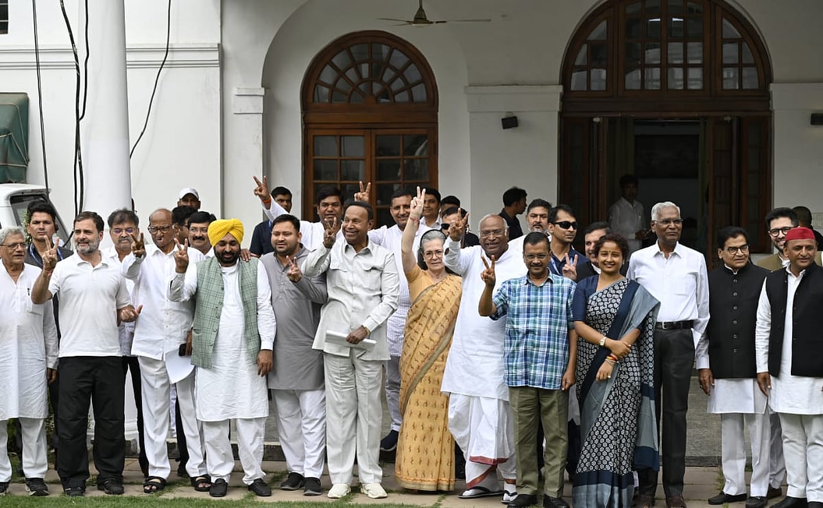 انڈیا بلاک کی میٹنگ میں کھڑگے، سونیا، اکھلیش، تیجسوی، راہل، چمپئی، شرد جیسے لیڈران کی شرکت، دیکھیں تصویری جھلکیاں