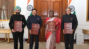 الیکشن کمیشن نے صدر جمہوریہ کے حوالے کی نومنتخب اراکین پارلیمنٹ کی فہرست، 16 مارچ سے نافذ مثالی ضابطہ اخلاق ختم