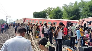 ٹرین پٹری سے اتر رہی ہے، وزیر کب عہدے سے اتریں گے:سنجے سنگھ