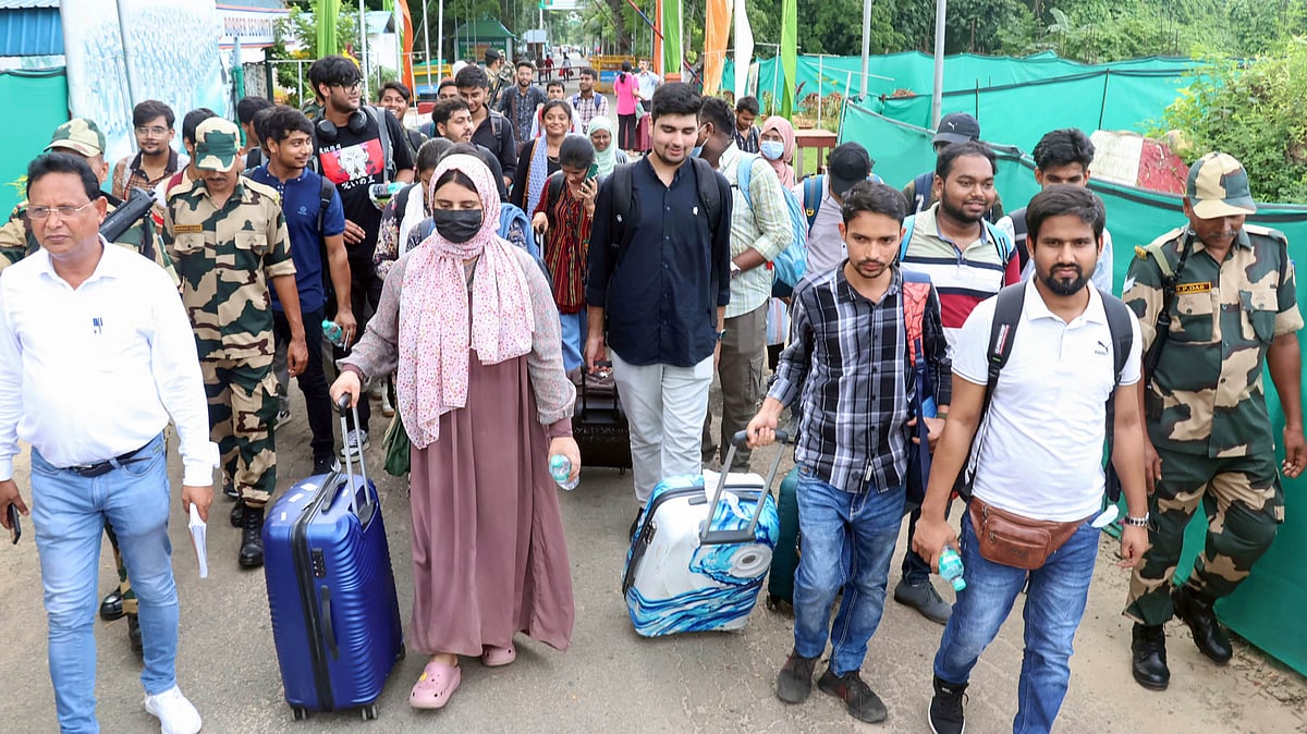 بنگلہ دیش سے 5000 سے زائد غیر ملکی طلباء نکلے