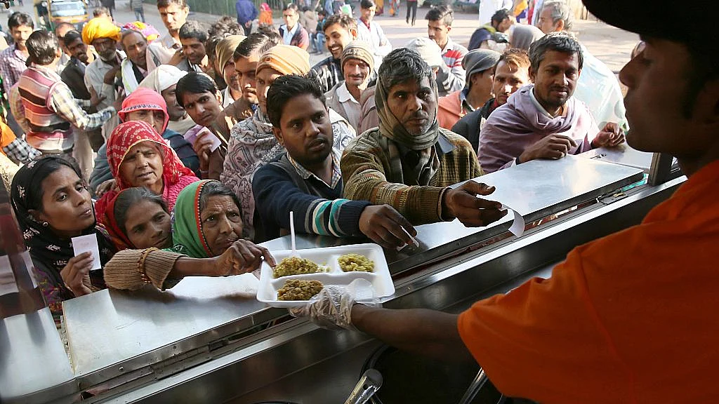 <div class="paragraphs"><p>راجستھان کے جئے پور میں اَنپورنا رسوئی وین سے کھانا خریدتے ہوئے غریب افراد، تصویر Getty Images</p></div>