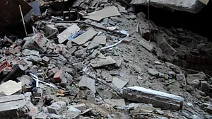 سورت میں ایک کثیر منزلہ عمارت کے گرنے سے 7 افراد جان بحق، ملبے سے لاشیں نکالی گئیں