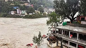 اتراکھنڈ میں بھاری بارش سے تباہی، یمنوتری دھام میں عارضی پل منہدم، مندر احاطہ کو بھی  نقصان