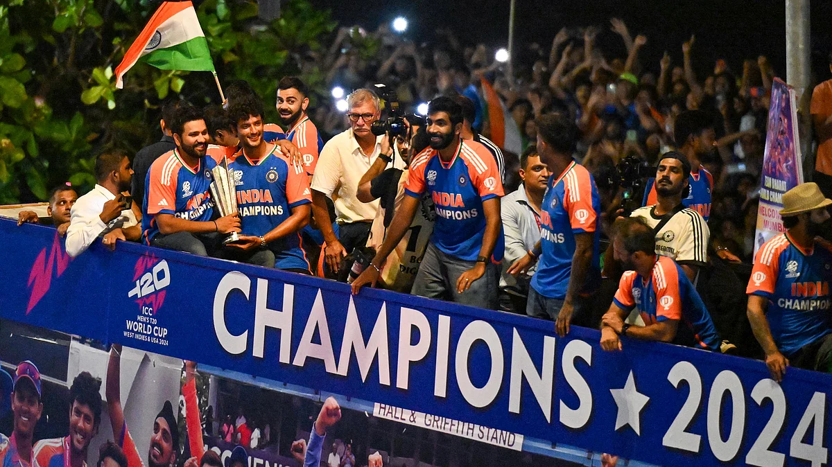 <div class="paragraphs"><p>وکٹری پریڈ کے دوران کھلی بس پر سوار ہندوستانی ٹیم، تصویر&nbsp;<a href="https://x.com/mufaddal_vohra">@mufaddal_vohra</a></p></div>