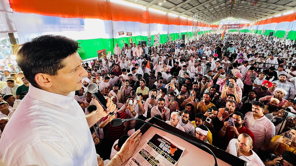 <div class="paragraphs"><p>جلسۂ عام سے خطاب کرتے ہوئے دیپندر ہڈا، تصویر@INCHaryana</p></div>