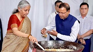 مرکزی بجٹ کی تیاری کے حتمی مرحلے کا آغاز نئی دہلی میں روایتی حلوہ کی تقریب کے ساتھ ہوا