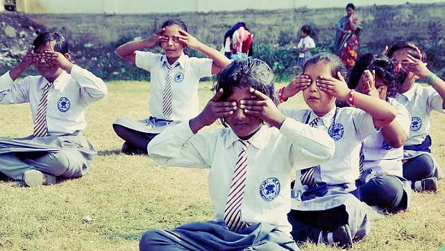 اتر پردیش: سنٹرل اسکول میں یوگا کر رہے تقریباً 25 بچے بیہوش، افرا تفری کے عالم میں داخل اسپتال