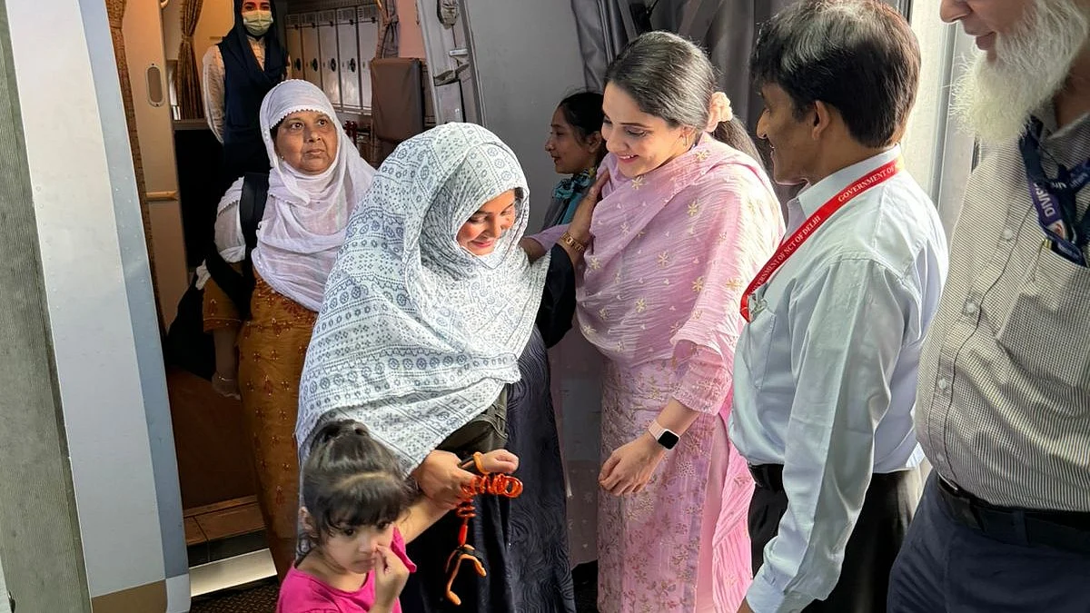 <div class="paragraphs"><p>حجاج کرام کا وطن واپسی پر استقبال کرتی ہوئی دہلی حج کمیٹی کی چیئرپرسن کوثر جہاں و دیگر افسران</p></div>