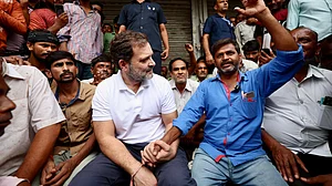 راہل گاندھی نے دہلی میں مزدوروں سے کی ملاقات، زمین پر بیٹھ کر سنے مسائل، تعمیراتی کام بھی کئے