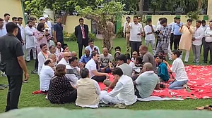 راہل گاندھی کی ہاتھرس سانحہ کے متاثرین سے ملاقات، وزیر اعلیٰ سے کی دل کھول کر معاوضہ دینے کی اپیل