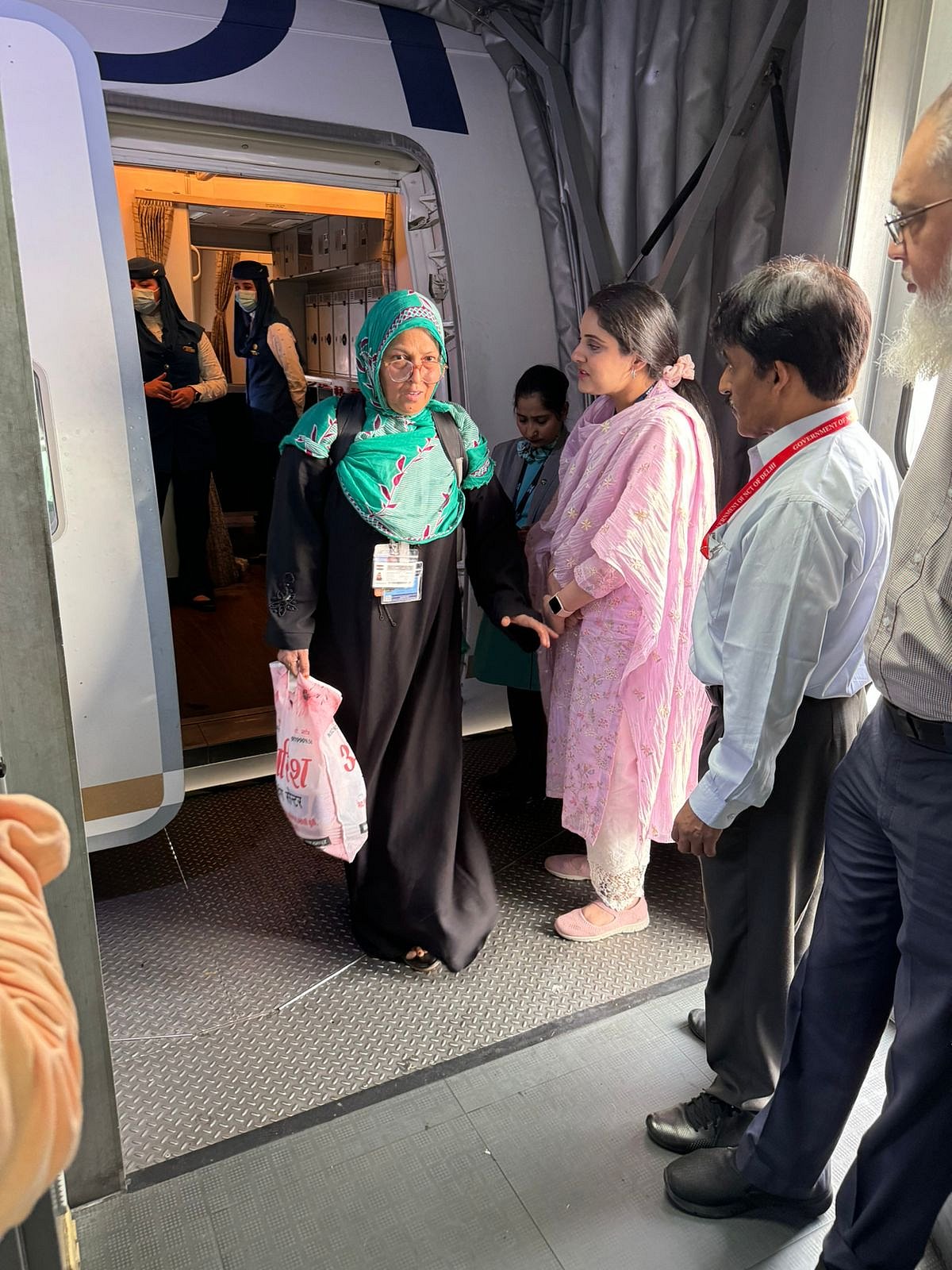 دہلی امبارکیشن پوائنٹ کے حجاج کی وطن واپسی کا سلسلہ مکمل، حج کمیٹی کی چیئرپرسن کوثر جہاں نے کیا استقبال