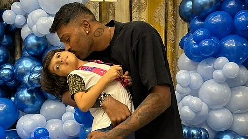 <div class="paragraphs"><p>اپنے بیٹے اگستیا کے ساتھ ہاردک پانڈیا، تصویر انسٹاگرام</p></div>