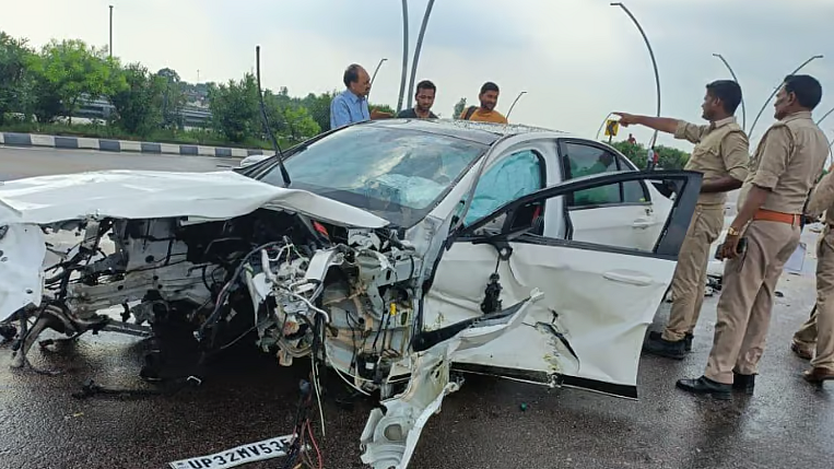 <div class="paragraphs"><p>حادثہ زدہ کار، تصویر سوشل میڈیا</p></div>