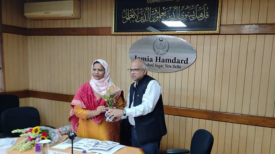 <div class="paragraphs"><p>سید شہزادی کو گلدستہ پیش کر استقبال کرتے ہوئے پروفیسر (ڈاکٹر) محمد افشار عالم</p></div>