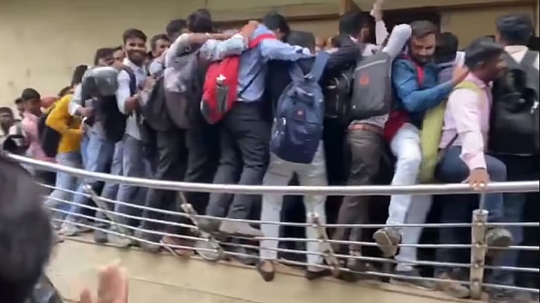 ملازمت کے لیے دھکّا کھاتی نوجوانوں کی بھیڑ نے کھولی گجرات ماڈل کی قلعی، ویڈیو میں دیکھیں ’امرت کال‘ کی حقیقت