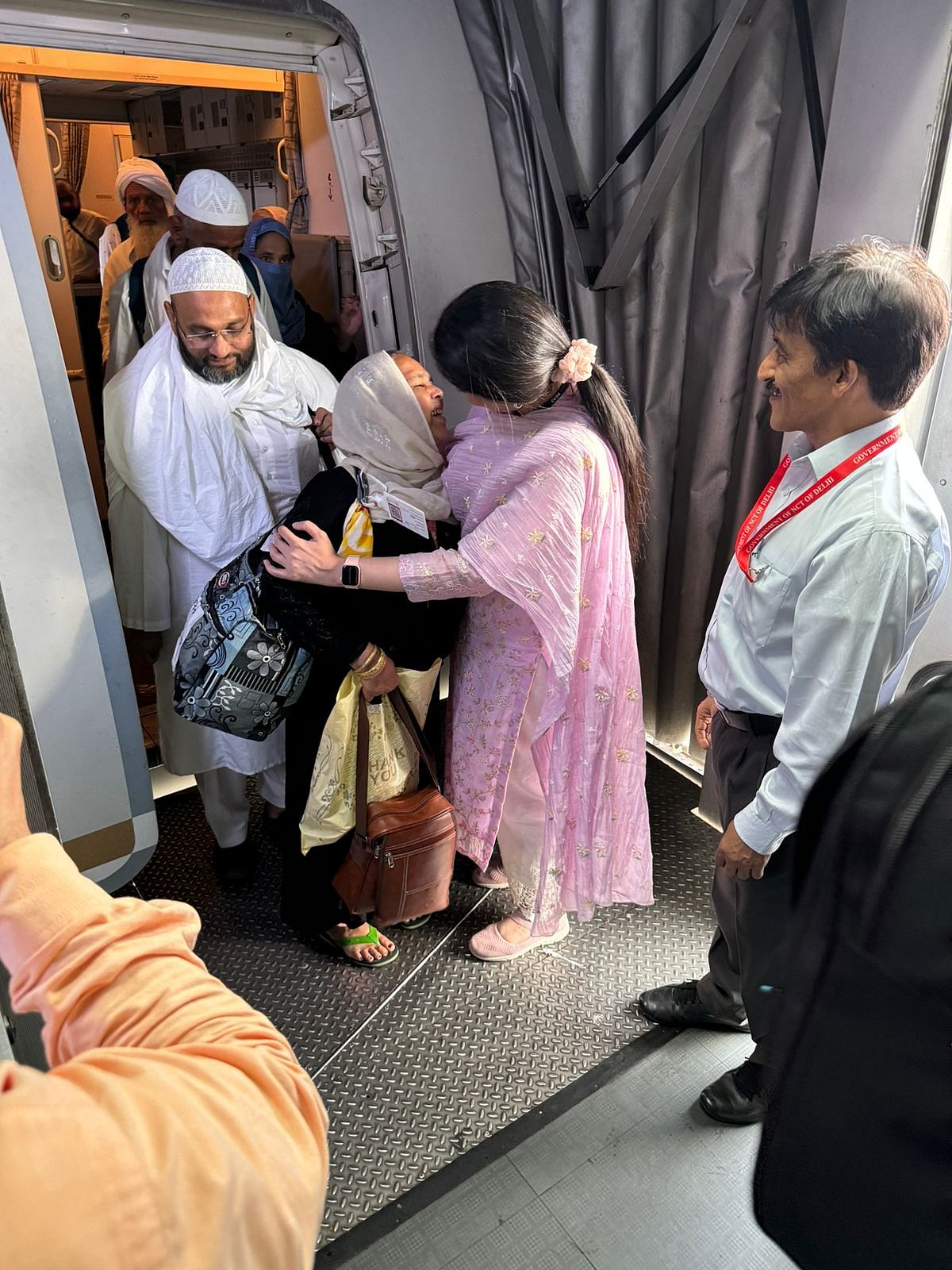دہلی امبارکیشن پوائنٹ کے حجاج کی وطن واپسی کا سلسلہ مکمل، حج کمیٹی کی چیئرپرسن کوثر جہاں نے کیا استقبال