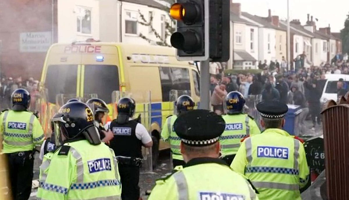 انگلینڈ: ساؤتھ پورٹ میں مسجد کے باہر سفید فام انتہا پسندوں اور پولیس کے درمیان جھڑپیں