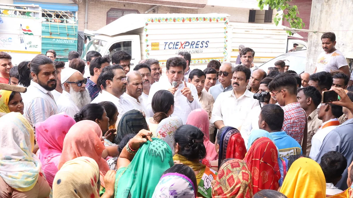 <div class="paragraphs"><p>جھگی باشندوں سے ملاقات کرتے ہوئے دہلی کانگریس صدر دیویندر یادو</p></div>