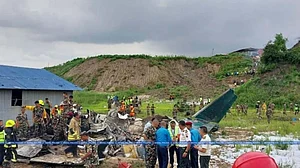 نیپال طیارہ حادثہ: 18 مسافروں کی لاشیں نکال لی گئیں، زندہ بچ جانے والے پائلٹ کا علاج جاری
