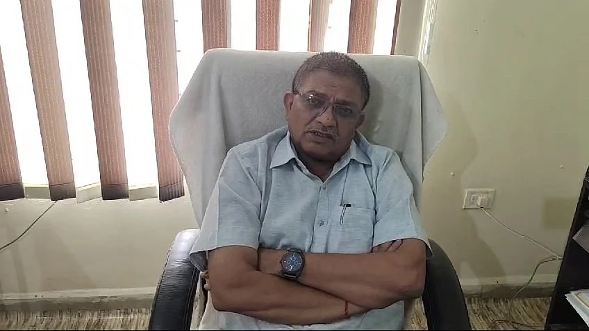 <div class="paragraphs"><p>ڈسٹرکٹ ایجوکیشن آفیسر رویندر سنگھ تومر/ آئی اے این ایس</p></div>