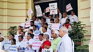 بہار اسمبلی میں مہا گٹھ بندھن کا احتجاج، امن و امان کی ناقص صورت حال پر نتیش حکومت کے خلاف نعرے بازی