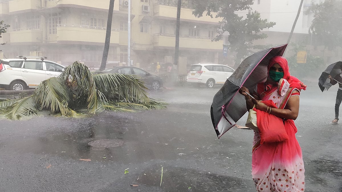 ممبئی میں زبردست بارش سے اسکول بند، ریلوے ٹریک پر بھرا پانی، کئی ٹرینیں منسوخ
