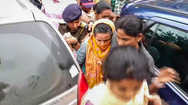 اراضی تنازعہ: پوجا کھیڈکر کی ماں کو 20 جولائی تک پولیس حراست میں بھیجا گیا، بندوق دکھا کر لوگوں کو دھمکانے کا الزام