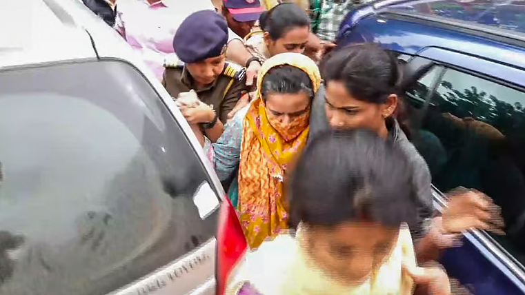 <div class="paragraphs"><p>پوجا کھیڈکر کی ماں گرفتار، تصویر سوشل میڈیا</p></div>