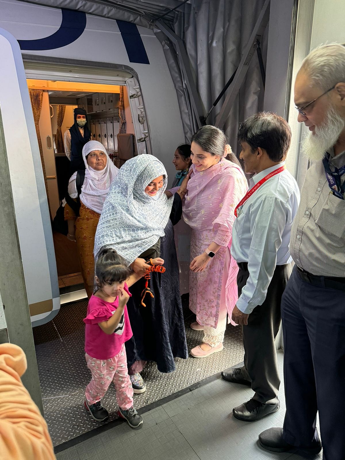 دہلی امبارکیشن پوائنٹ کے حجاج کی وطن واپسی کا سلسلہ مکمل، حج کمیٹی کی چیئرپرسن کوثر جہاں نے کیا استقبال